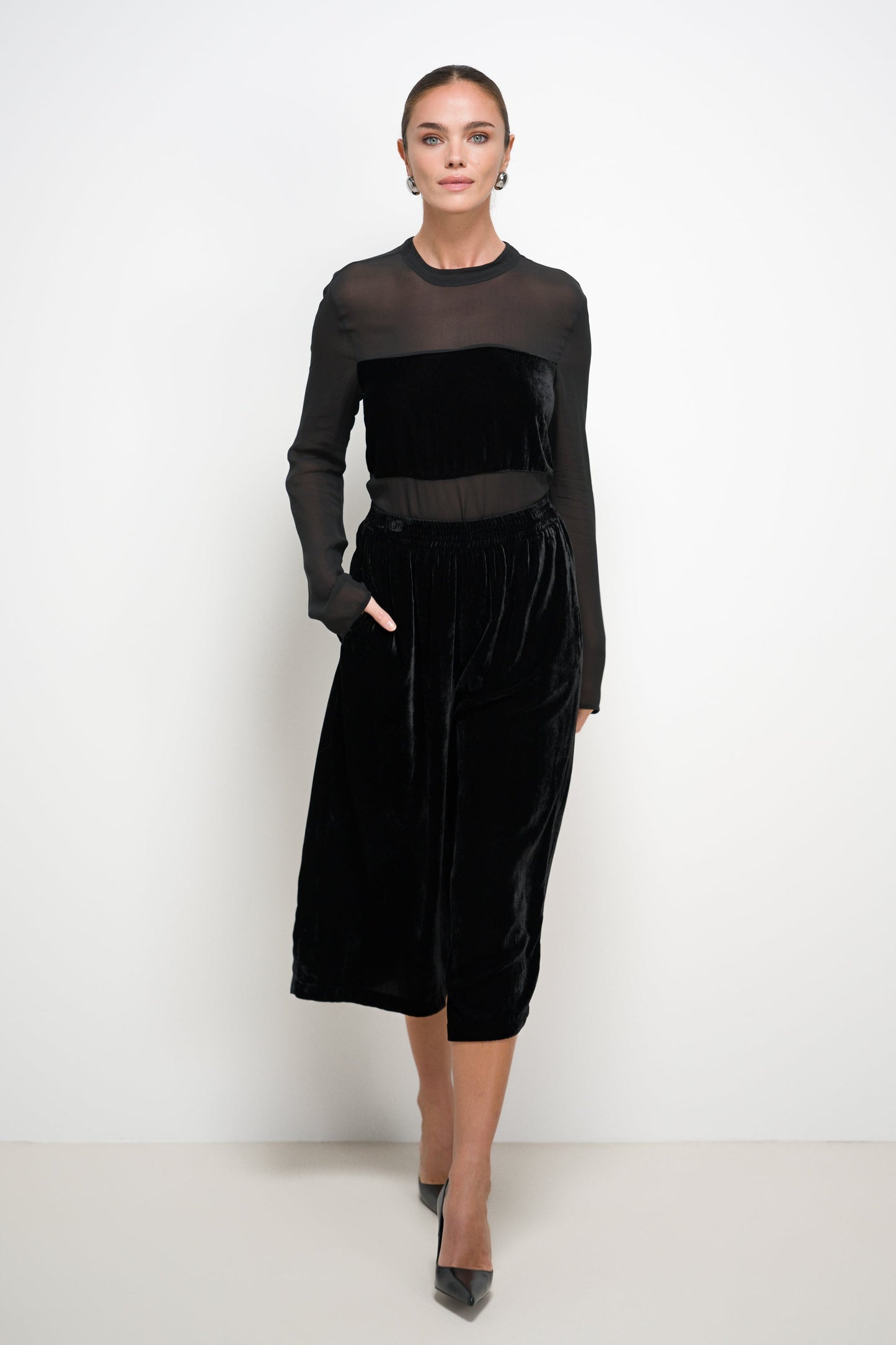 Piper Velvet Elastic Waist Shorts | Black